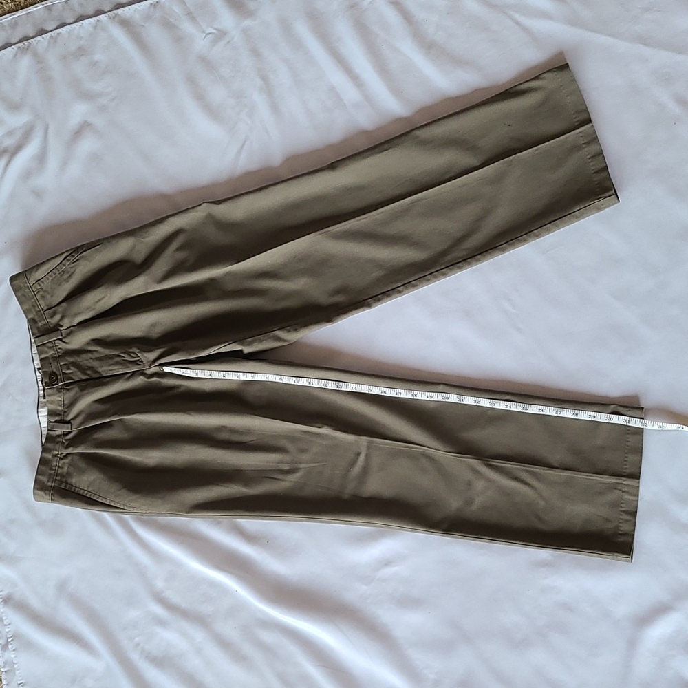 Dockers 33x32 Khakis w/ pleated front